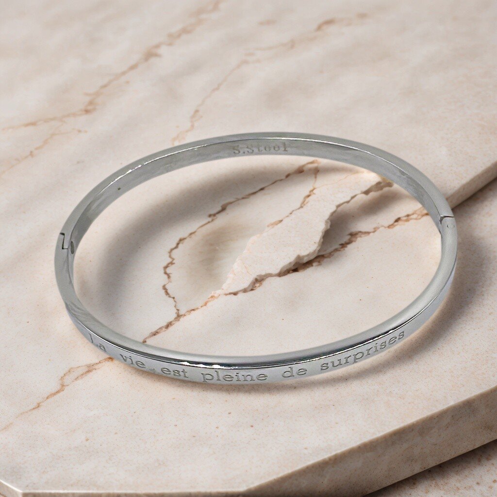 BRACELET RIGIDE EN ACIER INOXYDABLE AVEC GRAVURE: LA VIE EST PLEINE DE SURPRISES