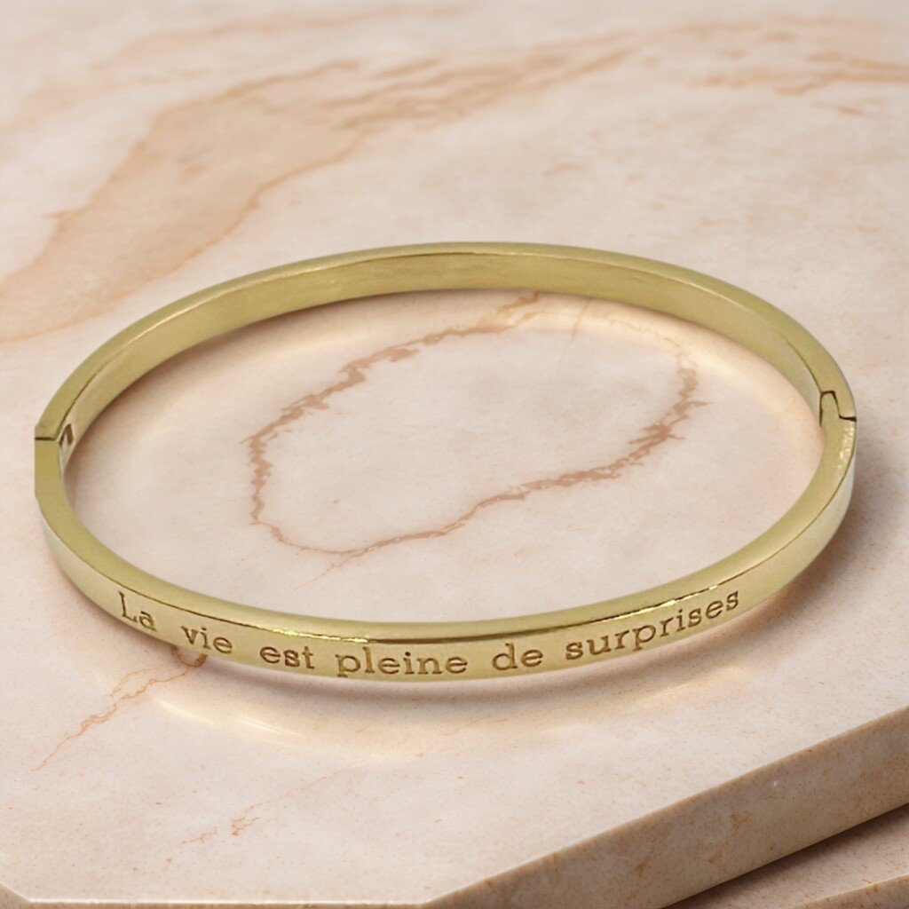 BRACELET RIGIDE EN ACIER INOXYDABLE AVEC GRAVURE: LA VIE EST PLEINE DE SURPRISES – Image 3