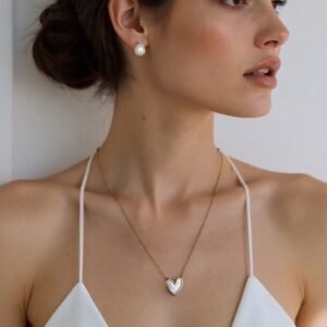 COLLIER EN ACIER INOXYDABLE AVEC PENDENTIF COEUR NACRE