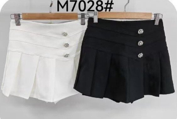 Mini Jupe short avec boutons diamantés – Image 4