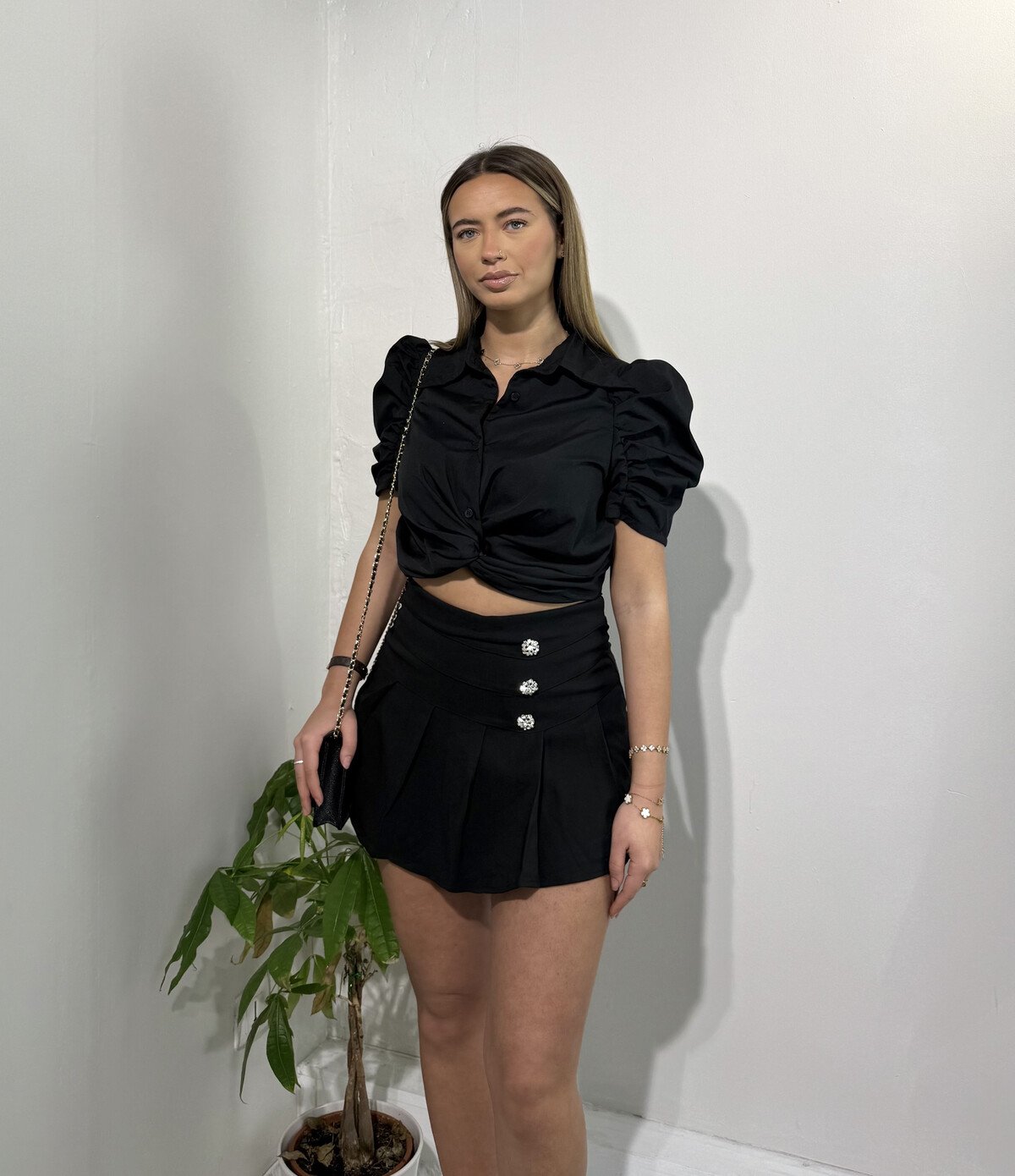 Mini Jupe short avec boutons diamantés – Image 3