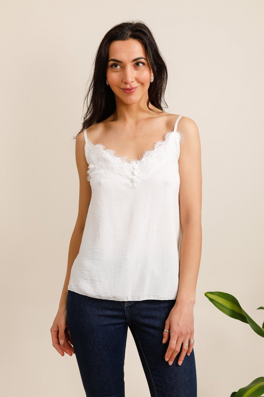 Top Débardeur Femme en Dentelle – Élégance & Légèreté